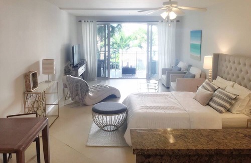 Grace Bay West Condominio | Oasis | 1 BR Condo | Tropical View | Wifi & Pool