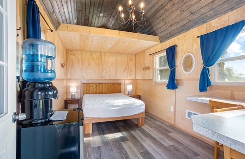 Lynden Cabina | Experience-Glamping: Tranquil Farm Getaway