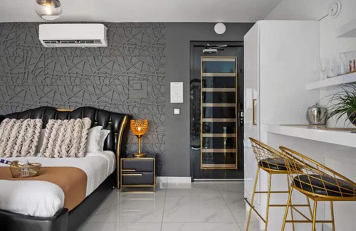 Pinales Apartamento | Sunset Suite-W/Private & heated Pool & King Bed-ADULTS ONLY
