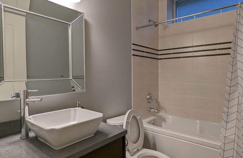 Marpole Casa | Cozy Home with New Furniture! Steps away from Downtown/UBC/Airport/Richmond