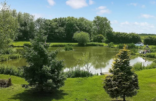 Louth Cabaña | A great fisherman’s retreat, with two well stocked lakes, in a quiet location.