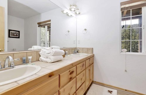 Whispering Forest Cabina | Lookout Lodge #2128 by Big Bear Vacations