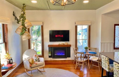 SoFi Casa | Austin Landmark 1894 Bouldin Creek Farmhouse