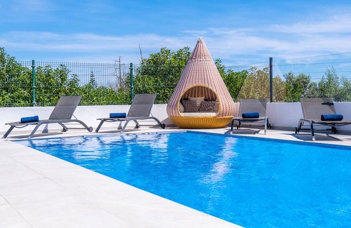 Pera Villa | FABULOUS VILLA, STUNNING SEA VIEWS, PRIVATE CINEMA ROOM, FREE WIFI, A/C, PRIVATE POOL, JACUZZI & BBQ