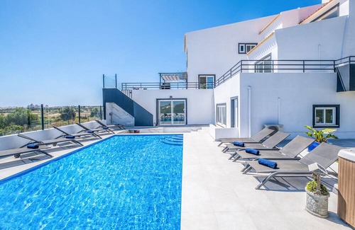 Pera Villa | FABULOUS VILLA, STUNNING SEA VIEWS, PRIVATE CINEMA ROOM, FREE WIFI, A/C, PRIVATE POOL, JACUZZI & BBQ