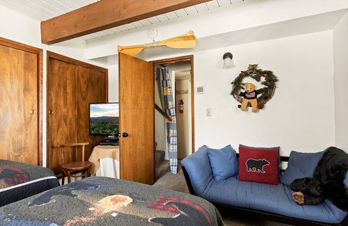 Cedar Glen Casa | Palisades Charmer 4 Bedroom Home by RedAwning