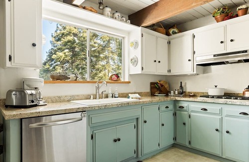 Cedar Glen Casa | Palisades Charmer 4 Bedroom Home by RedAwning