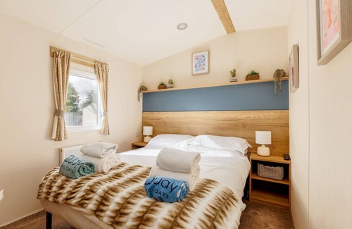 Hamworthy Apartamento | Prosecco Palace - a caravan that sleeps 4 guests in 2 bedrooms