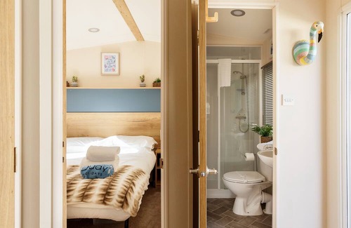 Hamworthy Apartamento | Prosecco Palace - a caravan that sleeps 4 guests in 2 bedrooms