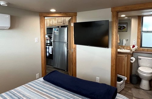 Kerens Cabina | Lakefront tiny home with master, loft and pullout couch