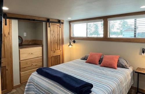 Kerens Cabina | Lakefront tiny home with master, loft and pullout couch