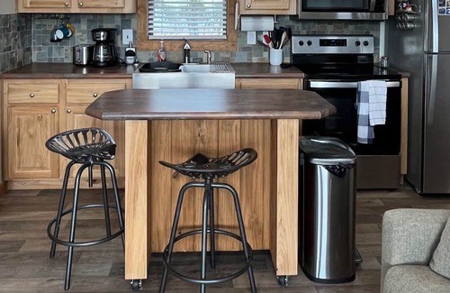 Kerens Cabina | Lakefront tiny home with master, loft and pullout couch