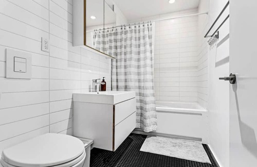 Chinatown Apartamento | The Zen Loft: Shared Rooftop Bliss with City Views
