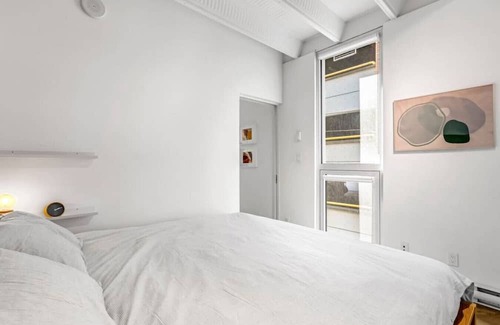 Chinatown Apartamento | The Zen Loft: Shared Rooftop Bliss with City Views