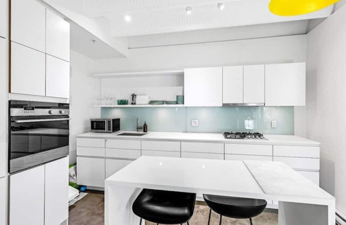 Chinatown Apartamento | The Zen Loft: Shared Rooftop Bliss with City Views