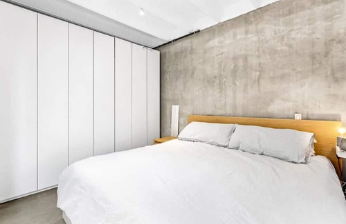 Chinatown Apartamento | The Zen Loft: Shared Rooftop Bliss with City Views