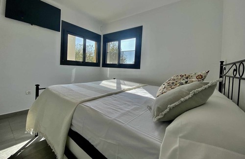 Vilanova I la Geltru Casa | Dora house with pool by HCLUB Agency