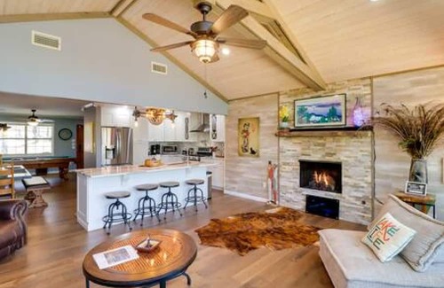 Higden Casa | Lakeside home on Greers Ferry Lake on secluded wooded 10 acres