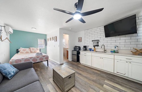 San Jacinto Apartamento | Coastal Cottage Unit 2|BeachBox|Walk to Beach!