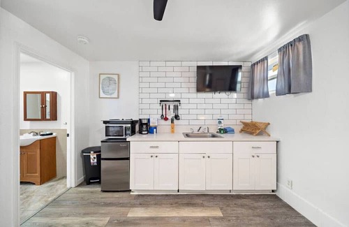 San Jacinto Apartamento | Coastal Cottage Unit 5|BeachBox| Walk to Beach!