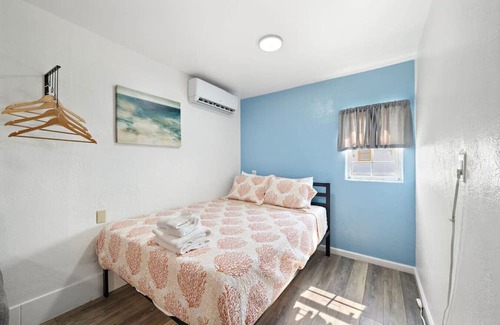 San Jacinto Apartamento | Coastal Cottage Unit 5|BeachBox| Walk to Beach!