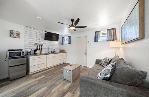 San Jacinto Apartamento | Coastal Cottage Unit 4|BeachBox|Walk to Beach!