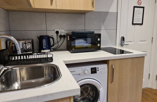 Putney Condominio | Well located king bed studio 35 minutes from the heart of London. 1071 gr fl