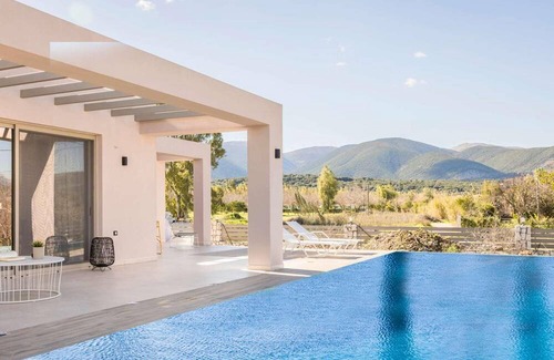 Sami Villa | Easy walk : tavernas/ shops, 1 bed on seafront.