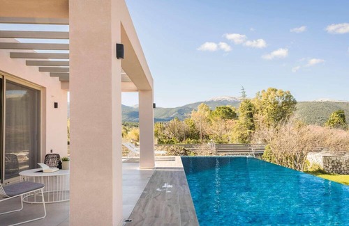 Sami Villa | Easy walk : tavernas/ shops, 1 bed on seafront.