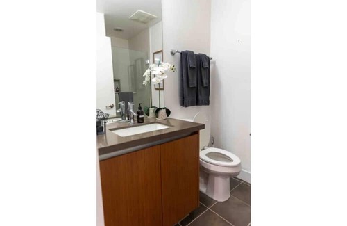 Faircrest Heights Casa | LA Bliss: Your Glamorous Getaway Suite! Great location! Close to stores.
