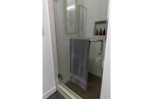 Faircrest Heights Casa | LA Bliss: Your Glamorous Getaway Suite! Great location! Close to stores.