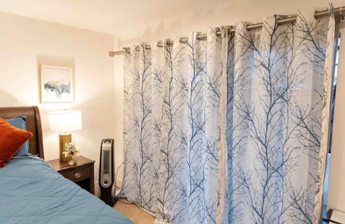 Faircrest Heights Casa | LA Bliss: Your Glamorous Getaway Suite! Great location! Close to stores.