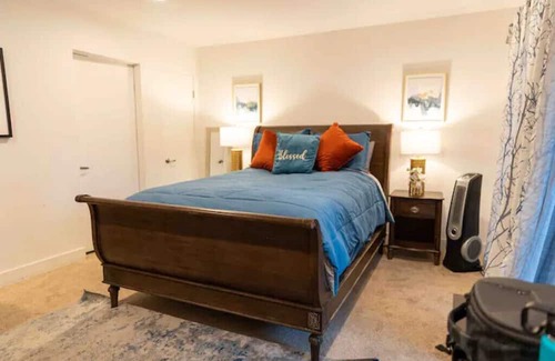 Faircrest Heights Casa | LA Bliss: Your Glamorous Getaway Suite! Great location! Close to stores.