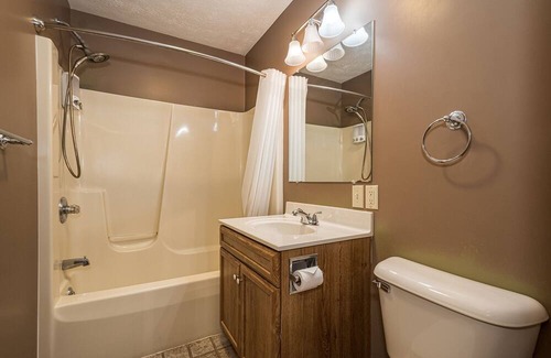 Farmington Casa | JV Thompson | Jacuzzi Tub Historic Inn Room