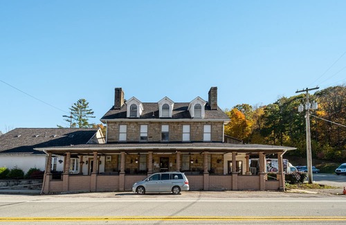 Farmington Casa | JV Thompson | Jacuzzi Tub Historic Inn Room