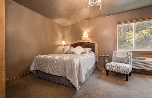 Farmington Casa | JV Thompson | Jacuzzi Tub Historic Inn Room