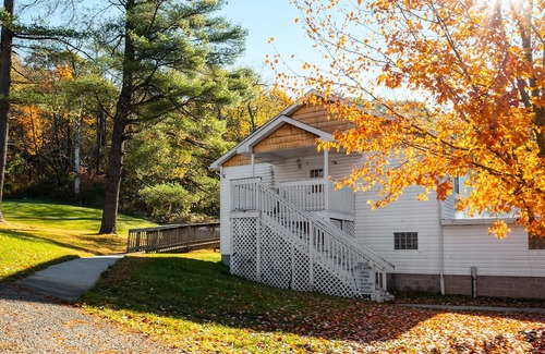 Farmington Casa | JV Thompson | Jacuzzi Tub Historic Inn Room