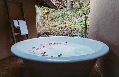 Shiojiri Casa | White Room A space where you can enjoy the harmo / Shiojiri Nagano