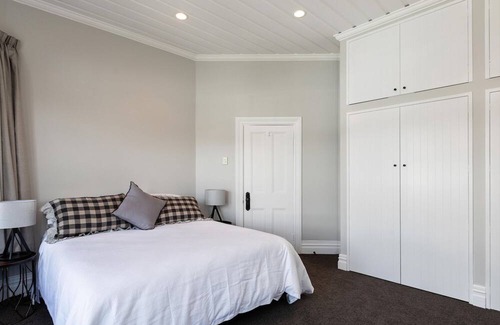 New Plymouth Villa | Villa on Courtenay: 4 BR, 1 BA House in New Plymouth, Sleeps 7