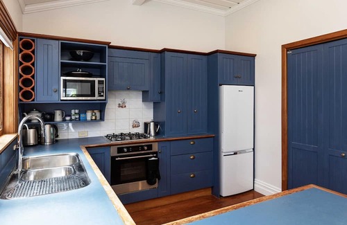 New Plymouth Villa | Villa on Courtenay: 4 BR, 1 BA House in New Plymouth, Sleeps 7