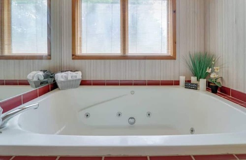 East Stroudsburg Casa | Serene Escape - Jacuzzi, mins from Trails/ Hiking