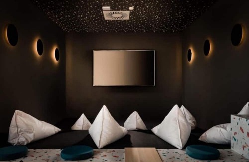 Milagrosa Apartamento | Modern Room with High-Speed Wi-Fi in Pamplona