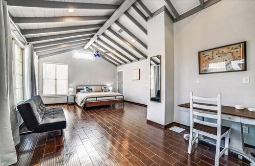 Johnson City Casa | Wine country Compound! Sleeps 15 with Pool & Club House