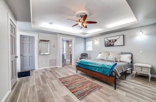 Johnson City Casa | Wine country Compound! Sleeps 15 with Pool & Club House