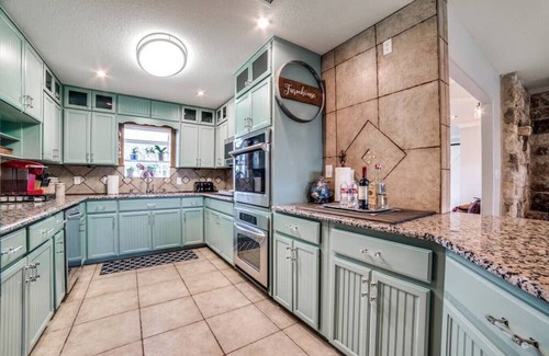 Johnson City Casa | Wine country Compound! Sleeps 15 with Pool & Club House