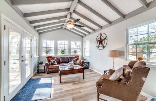 Johnson City Casa | Wine country Compound! Sleeps 15 with Pool & Club House
