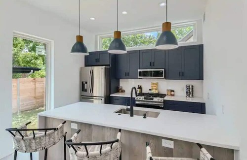 Austin Casa | NEW Bright & Airy w/Austin Vibes Blocks to Bars!