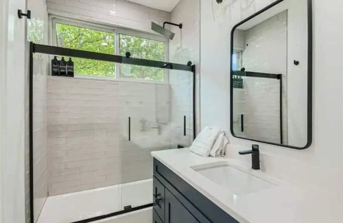 Austin Casa | NEW Bright & Airy w/Austin Vibes Blocks to Bars!