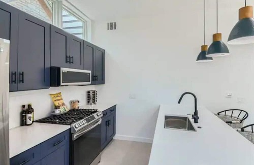 Austin Casa | NEW Bright & Airy w/Austin Vibes Blocks to Bars!