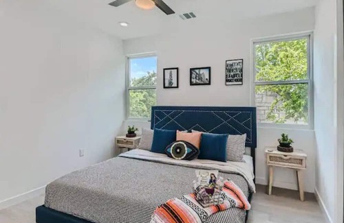 Austin Casa | NEW Bright & Airy w/Austin Vibes Blocks to Bars!
